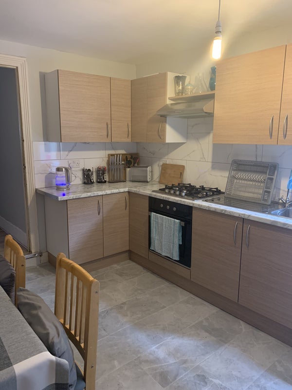 Room Leslie Road in Greater London