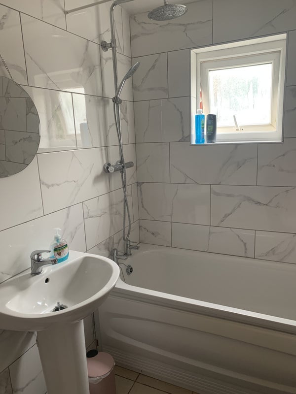 Room Leslie Road in Greater London
