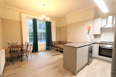 Flat Milverton Crescent in Royal Leamington Spa