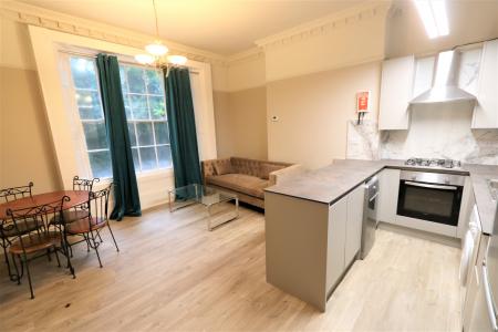 Flat Milverton Crescent in Royal Leamington Spa