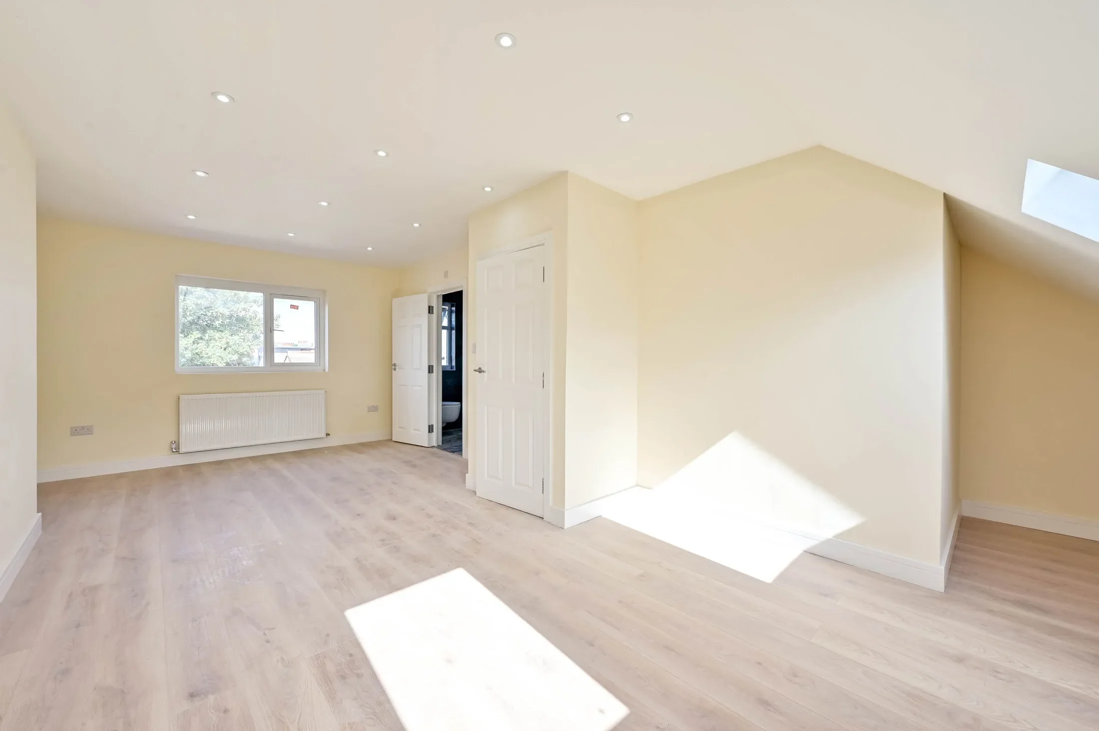 Flat Kingston Road in Greater London