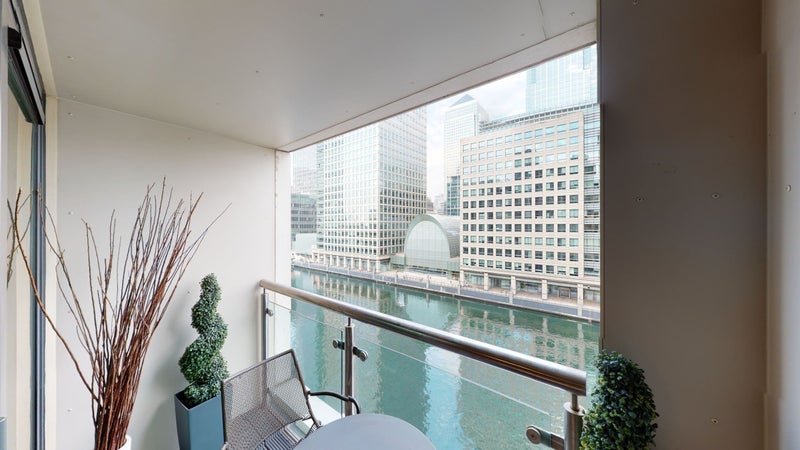 Room South Quay Square in Greater London