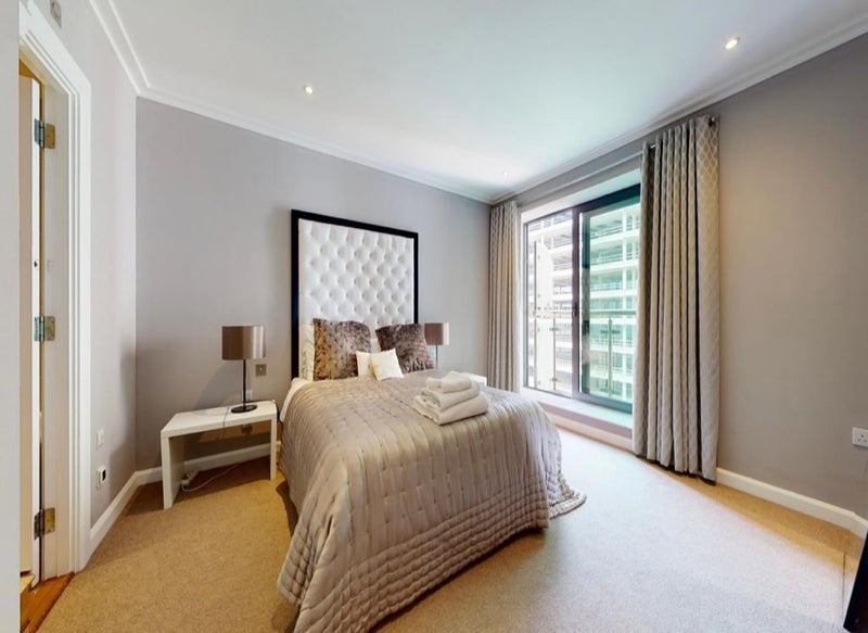 Room South Quay Square in Greater London