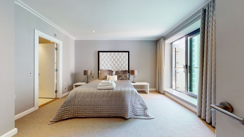 Room South Quay Square in Greater London