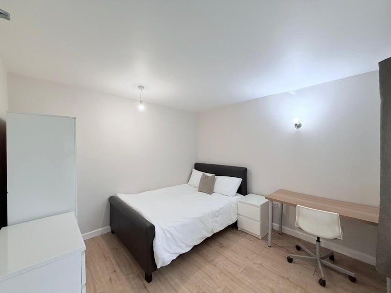 Room Middleton Boulevard in Nottingham