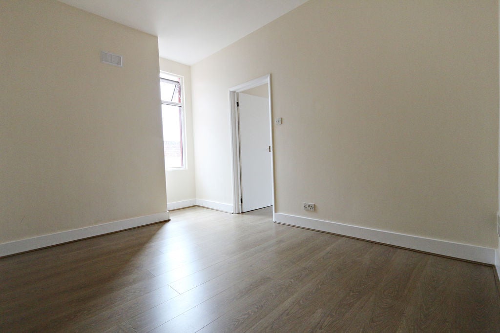 Flat Myddleton Road in Greater London