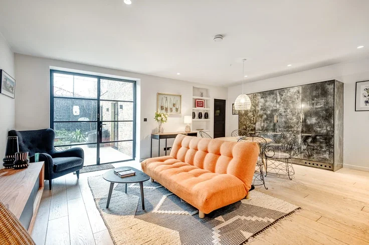Flat Colville Road in Greater London