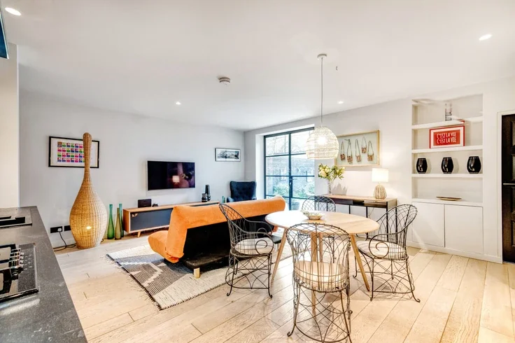 Flat Colville Road in Greater London
