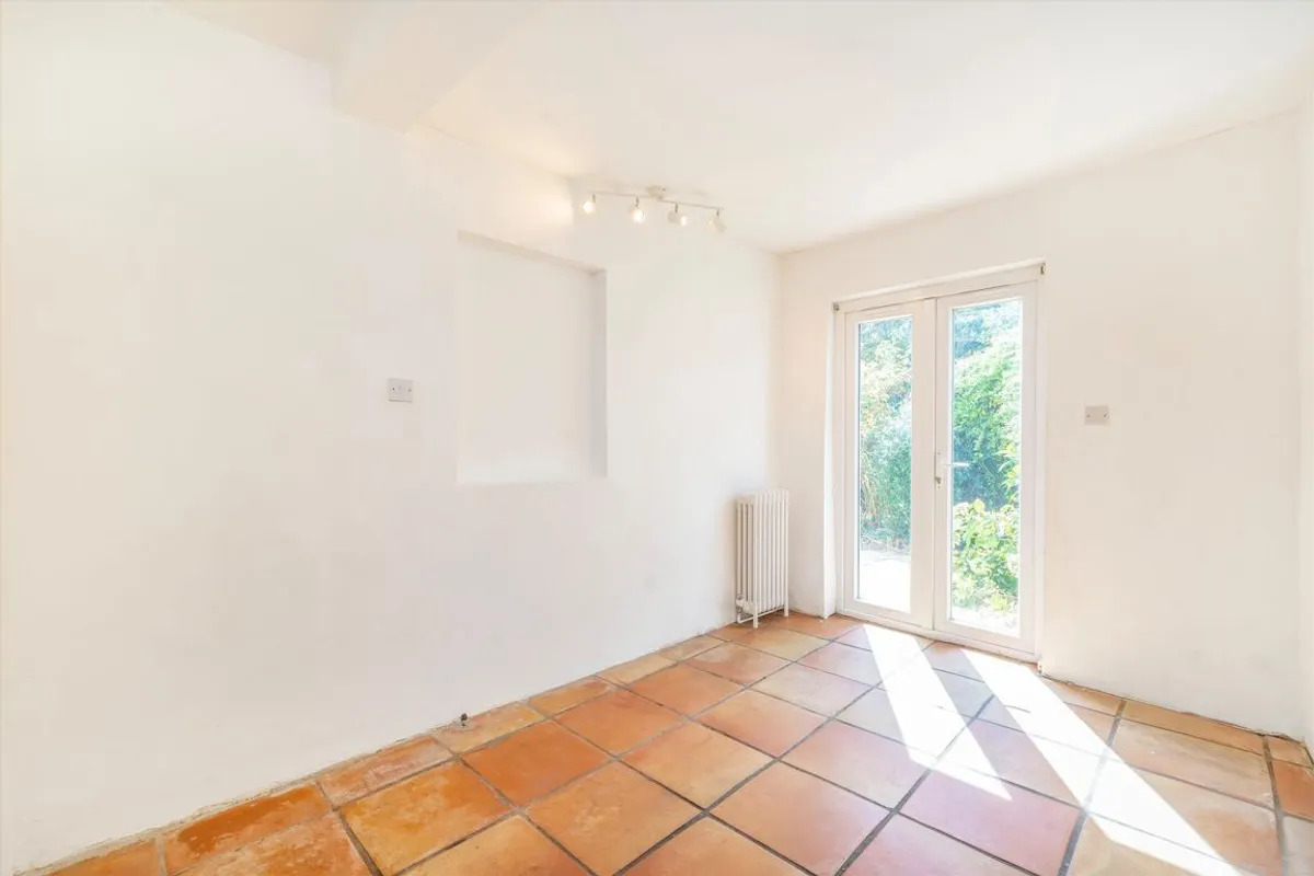 Flat Churchfield Road in Greater London