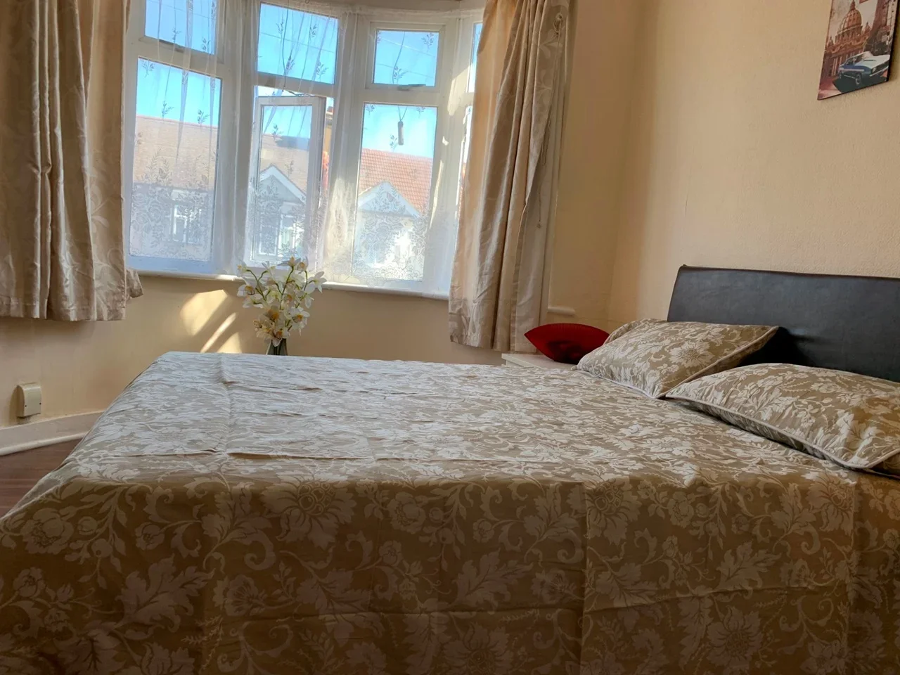 Room Saint Leonards Gardens in Greater London