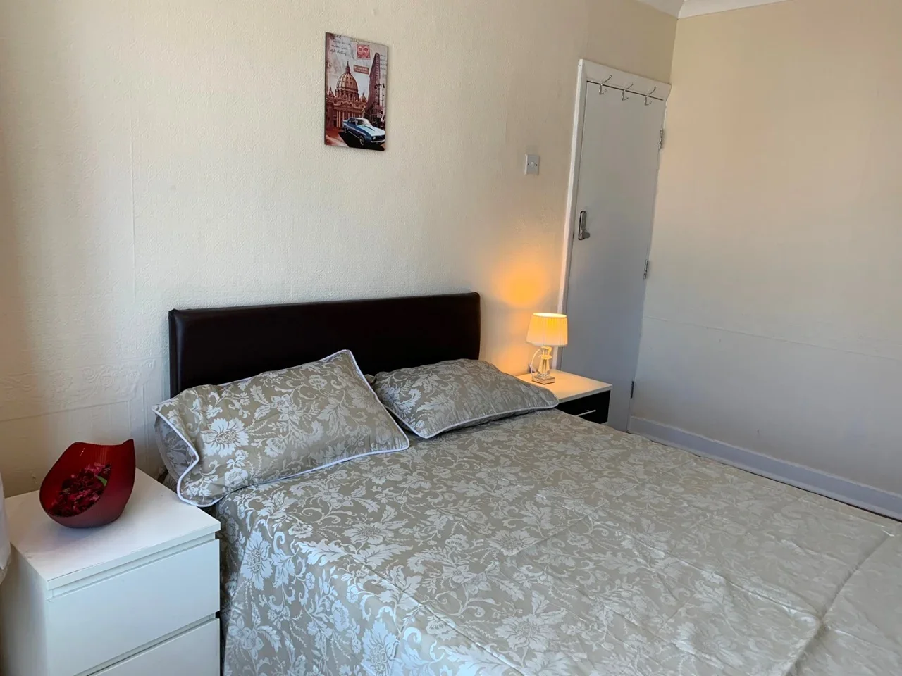 Room Saint Leonards Gardens in Greater London