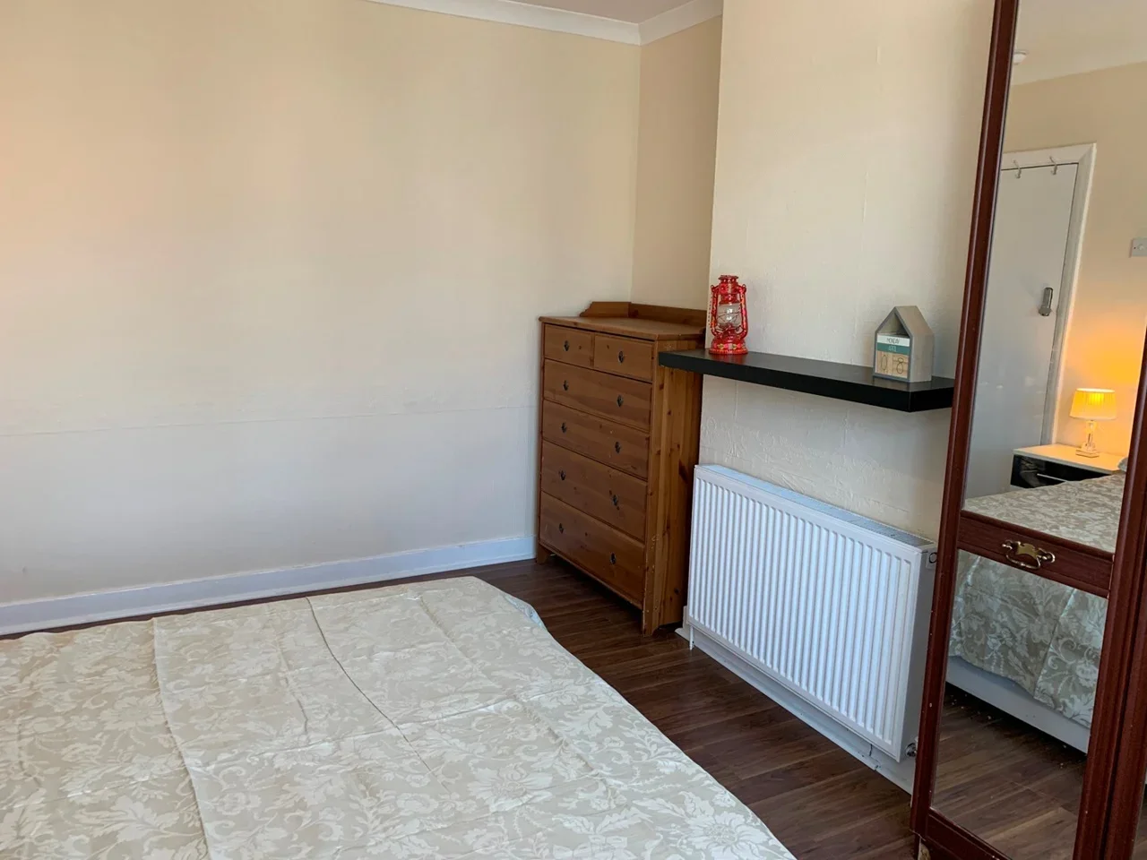 Room Saint Leonards Gardens in Greater London