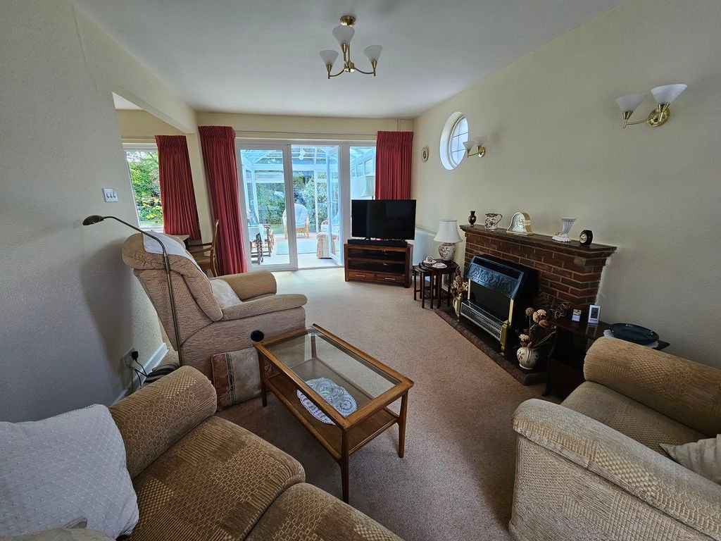 House Amberwood Gardens in Highcliffe-on-Sea