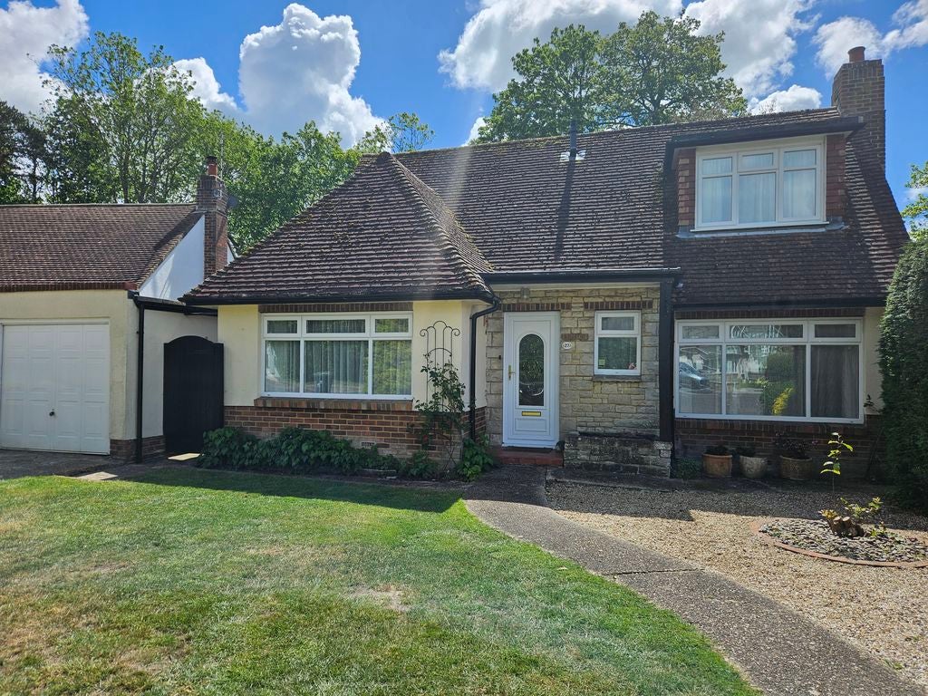House Amberwood Gardens in Highcliffe-on-Sea
