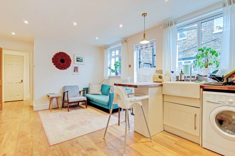 Flat Gladstone Road in Greater London