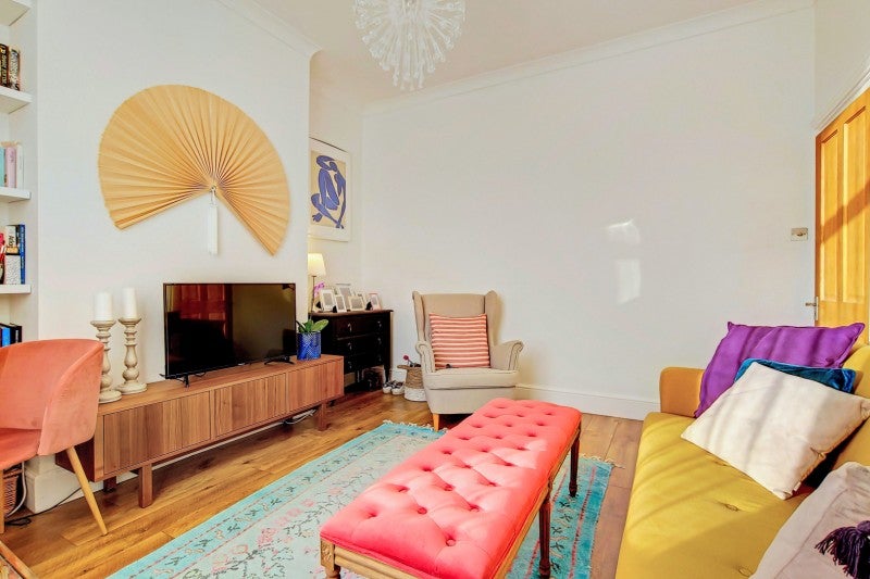 Flat Gladstone Road in Greater London