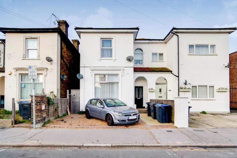 Flat Gladstone Road in Greater London
