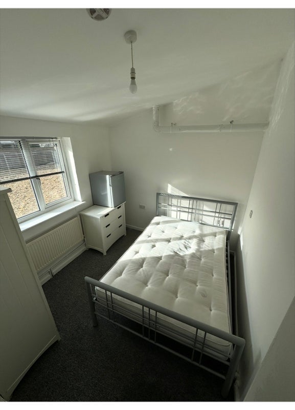 Room Ifield Drive in Crawley