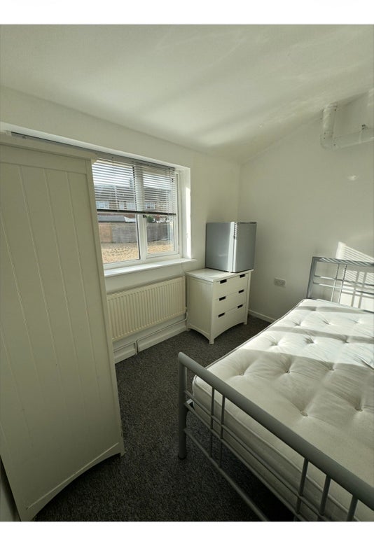 Room Ifield Drive in Crawley