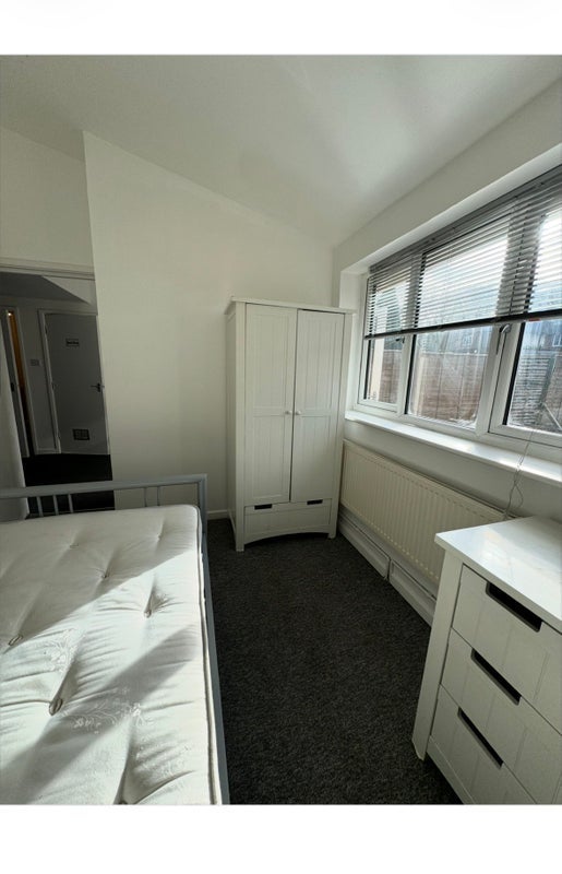 Room Ifield Drive in Crawley
