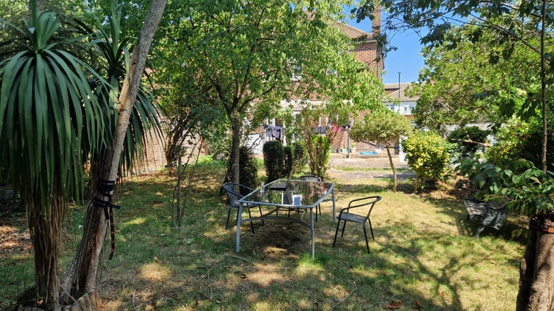 Room Grecian Crescent in Greater London