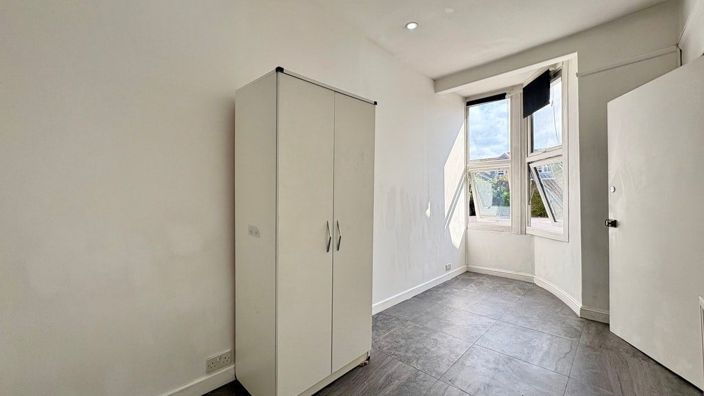 Flat Beverley Road in Greater London