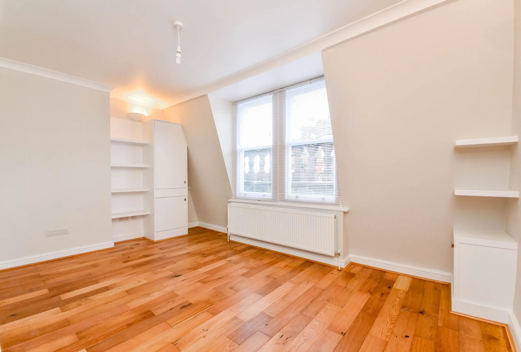 Flat 1st Avenue in Greater London