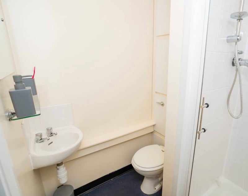Room Queens Hospital Close in Birmingham