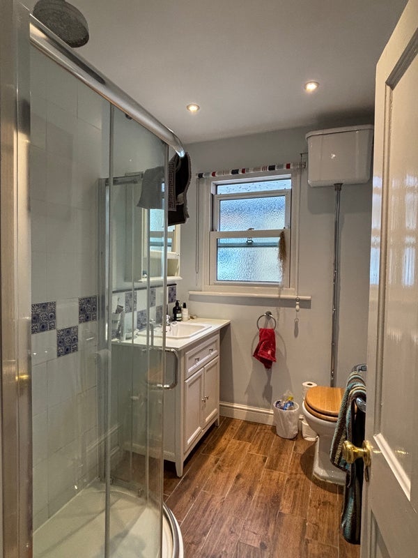 Room Emmanuel Road in Greater London