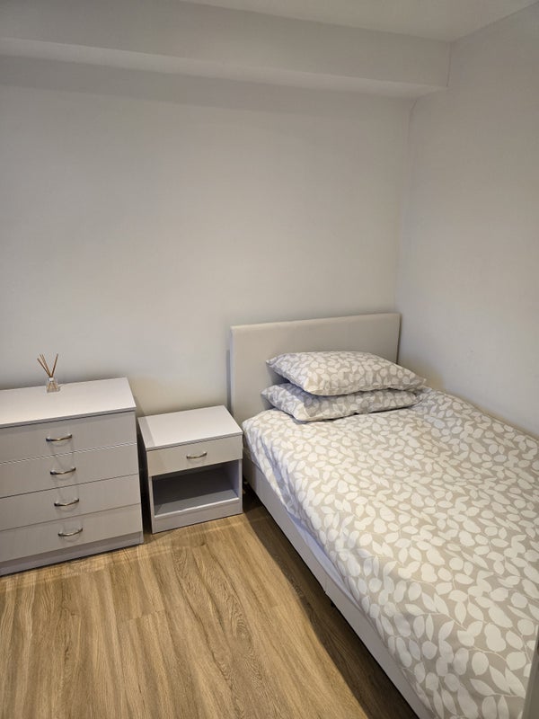 Room Martha Road in Greater London