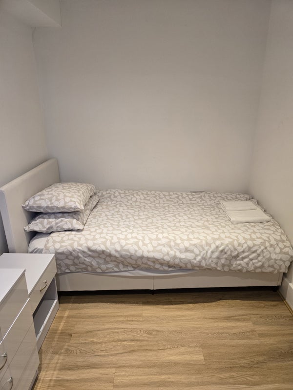 Room Martha Road in Greater London