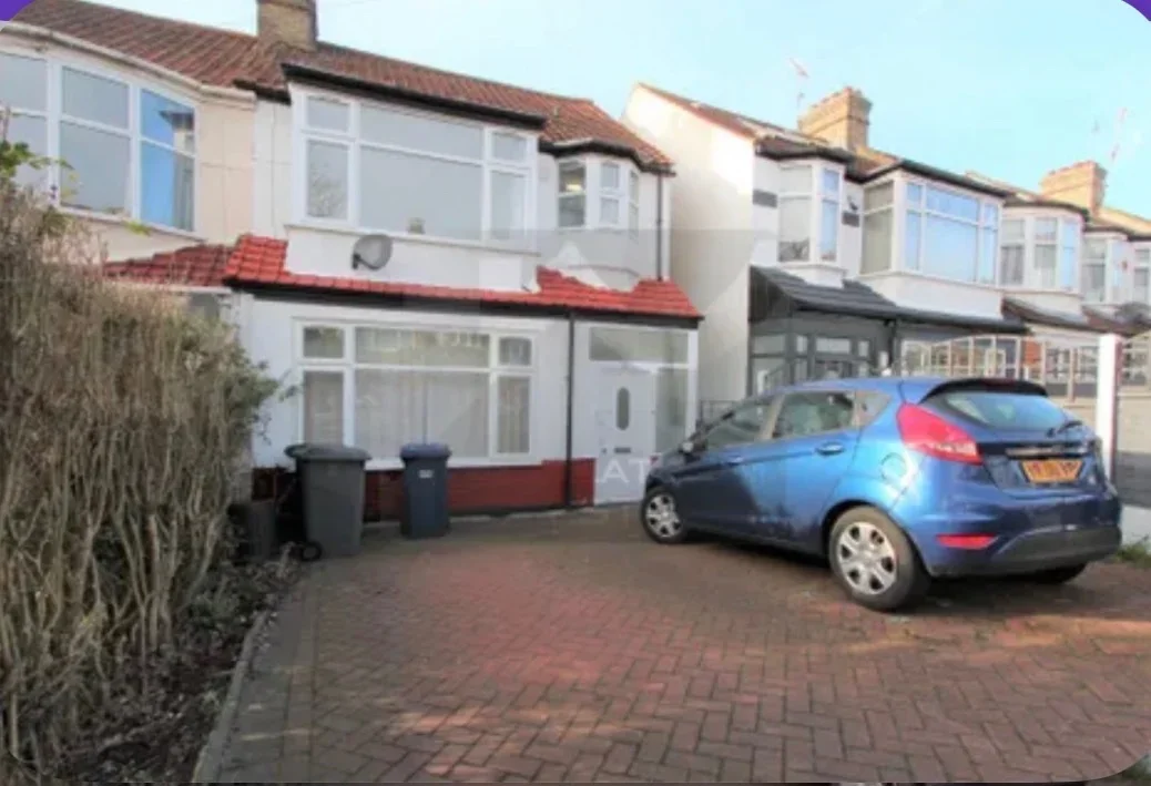 Flat Windsor Drive in Greater London