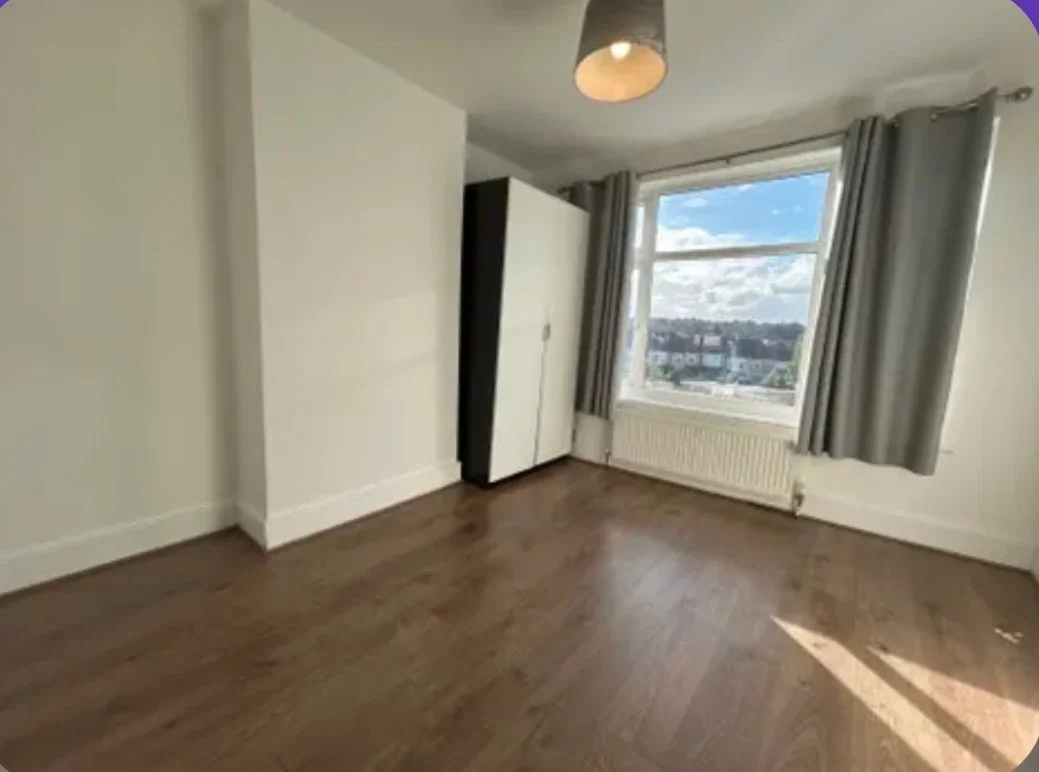 Flat Windsor Drive in Greater London