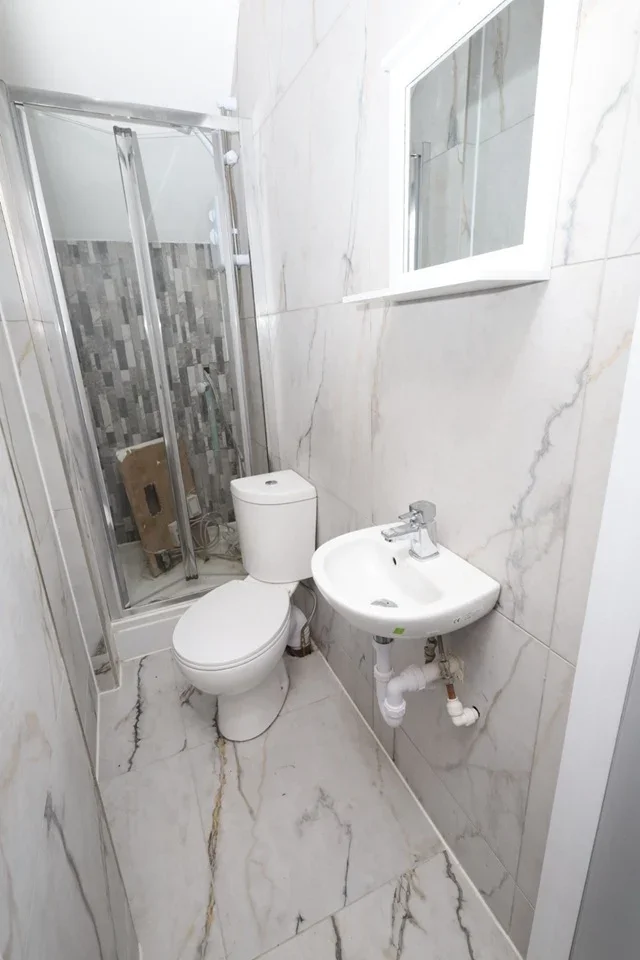 Flat Thurlby Road in Greater London