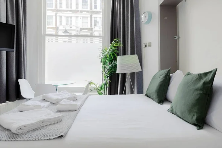 Flat Nevern Road in Greater London