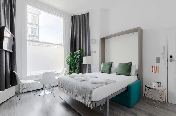 Flat Nevern Road in Greater London