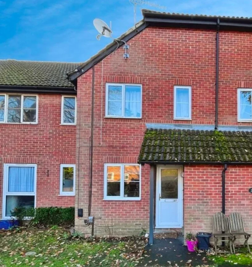 Flat Vesey Close in Rushmoor