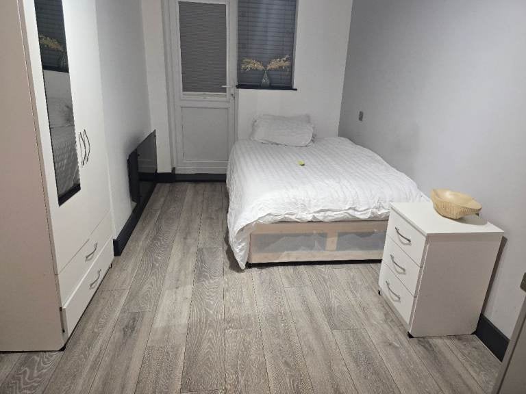Flat Northcote Road in Greater London