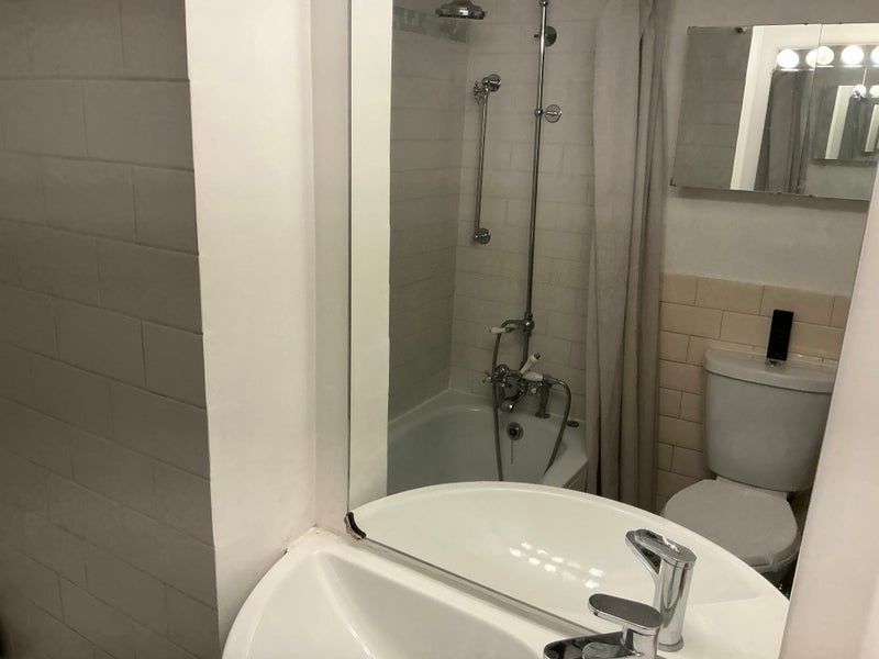 Room Latimer Road in Greater London