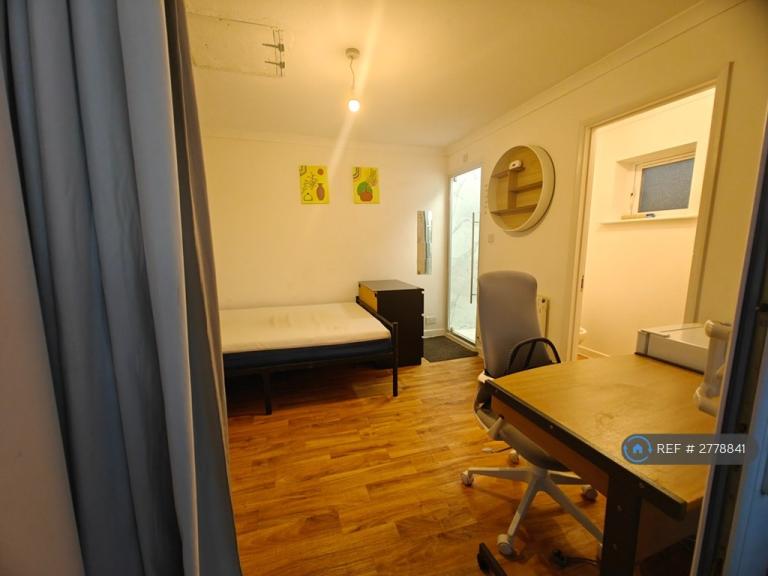 Room Dockle Way in Stratton St. Margaret
