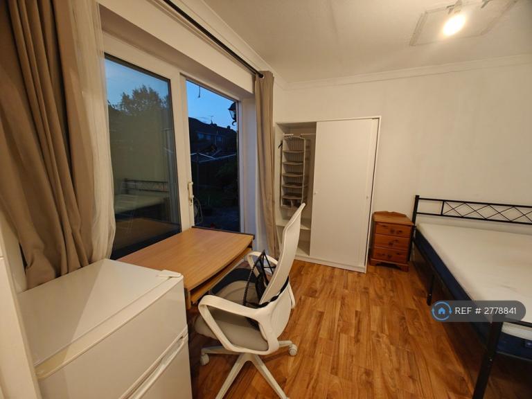 Room Dockle Way in Stratton St. Margaret