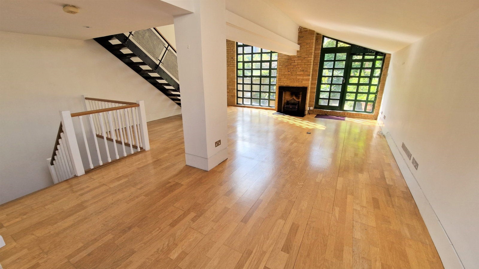 House Pembroke Drive in Aveley
