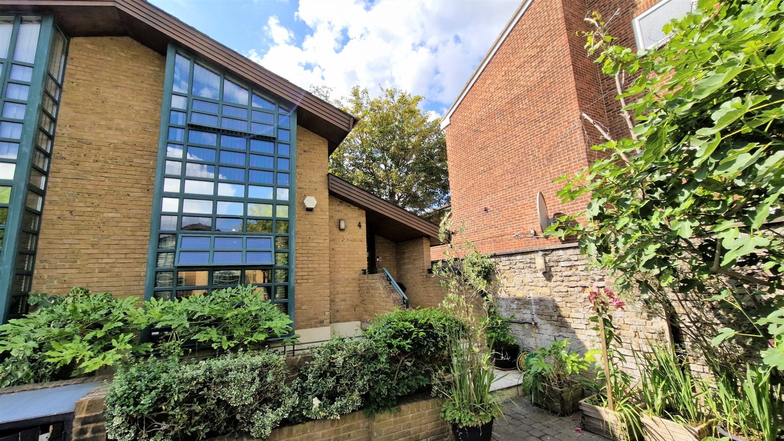 House Pembroke Drive in Aveley