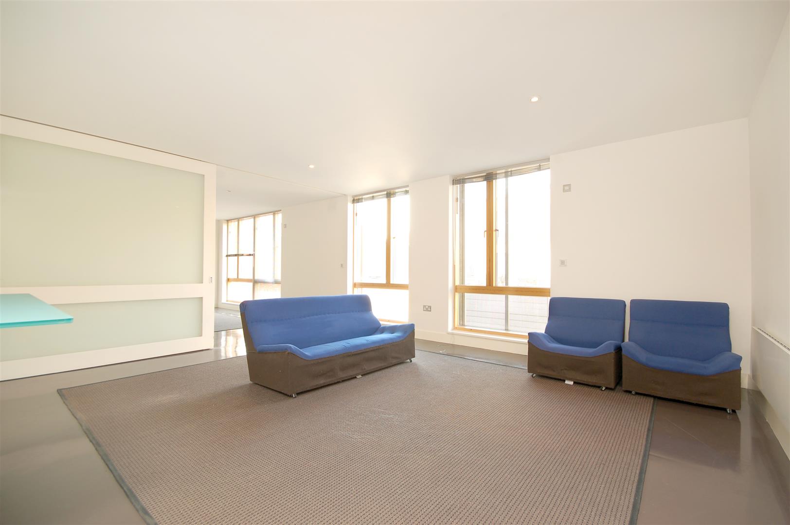 Flat Drysdale Street in Greater London