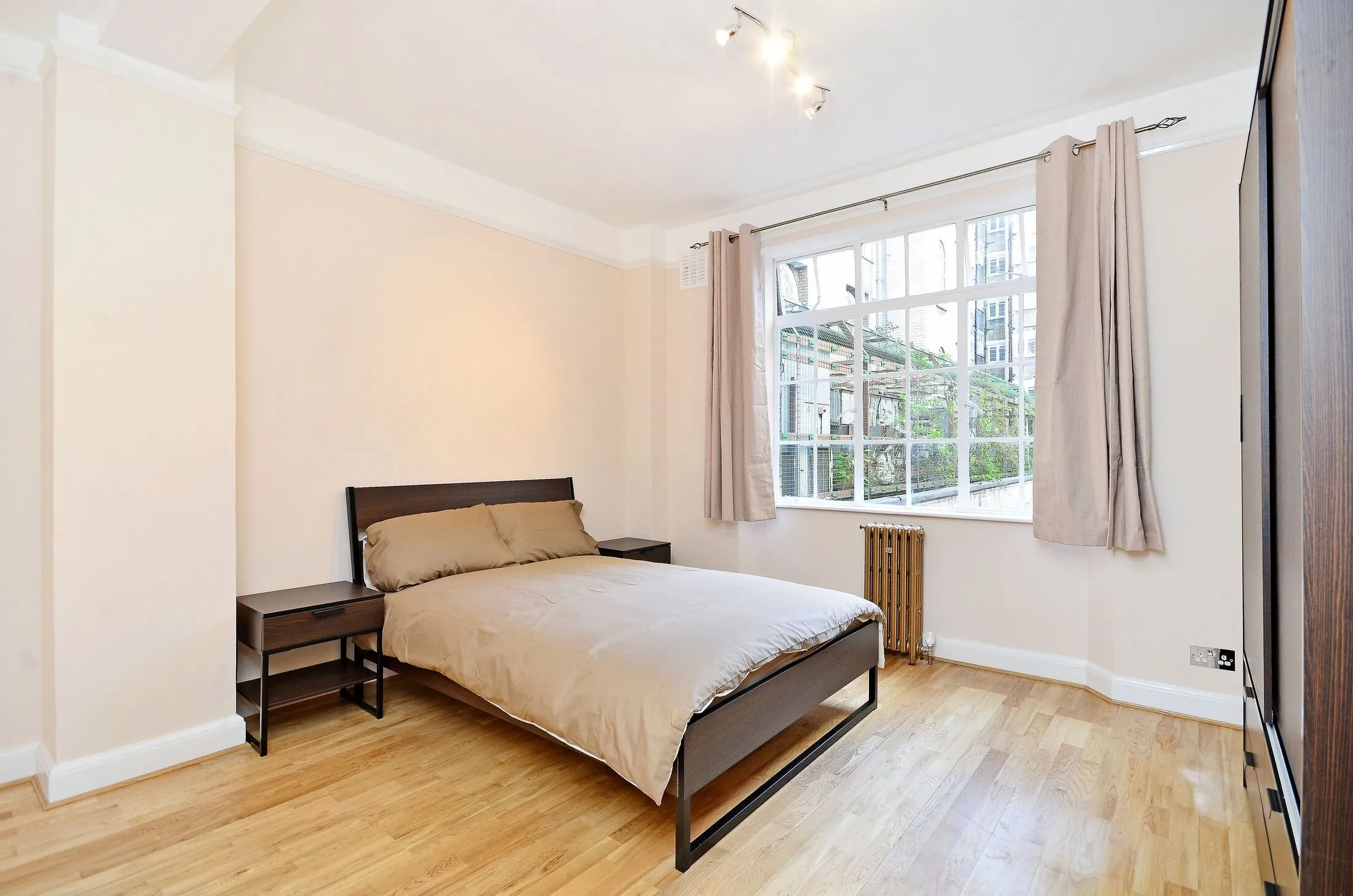 Flat Upper Woburn Place in Greater London