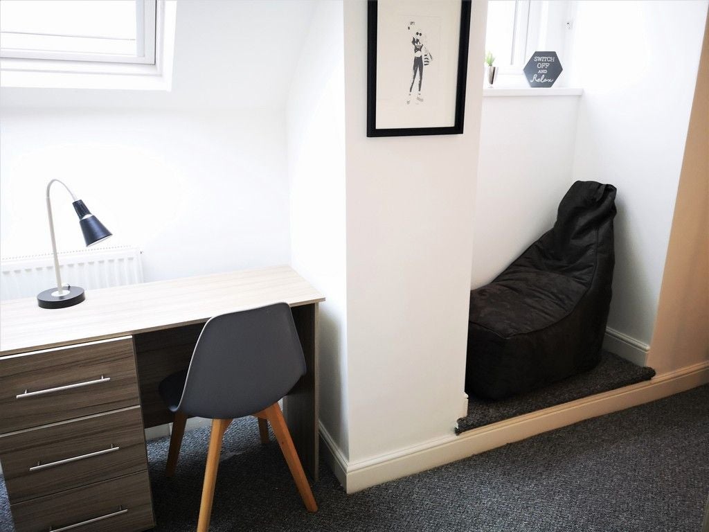 Room Cranbourne Street in Hull