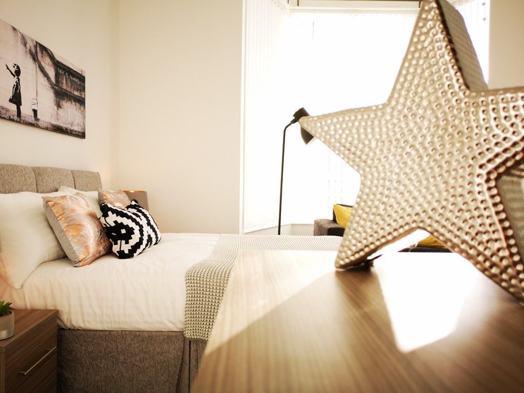 Room Cranbourne Street in Hull