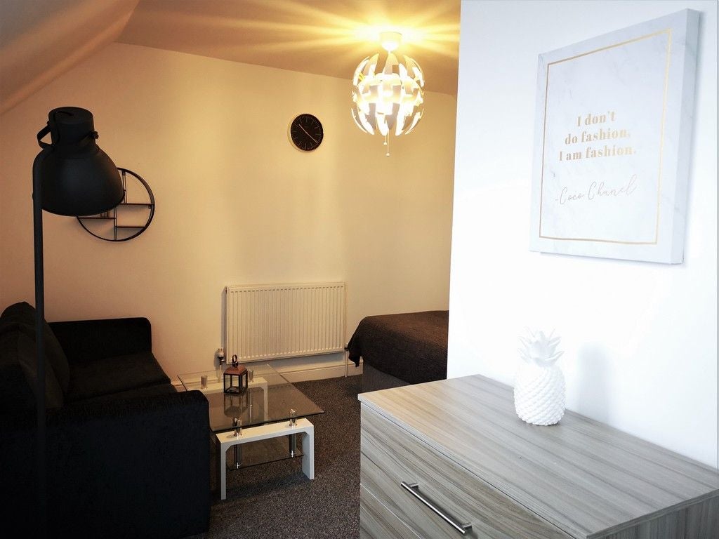 Room Cranbourne Street in Hull
