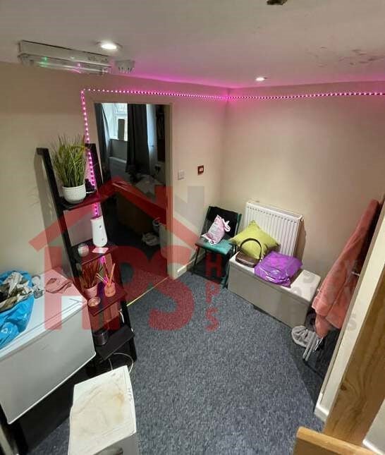 Flat Kirkstall Lane in Leeds