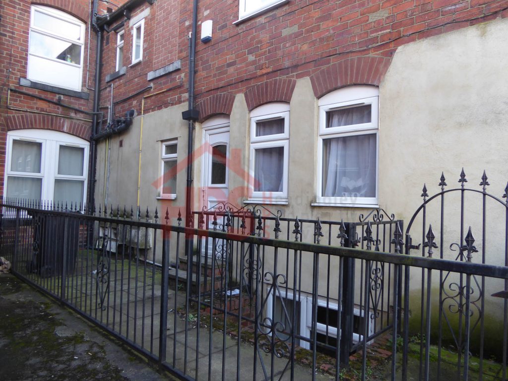 Flat Kirkstall Lane in Leeds